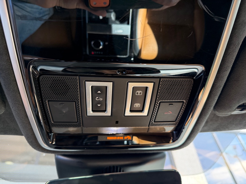 Photo 18 of this LAND ROVER RANGE ROVER VEL