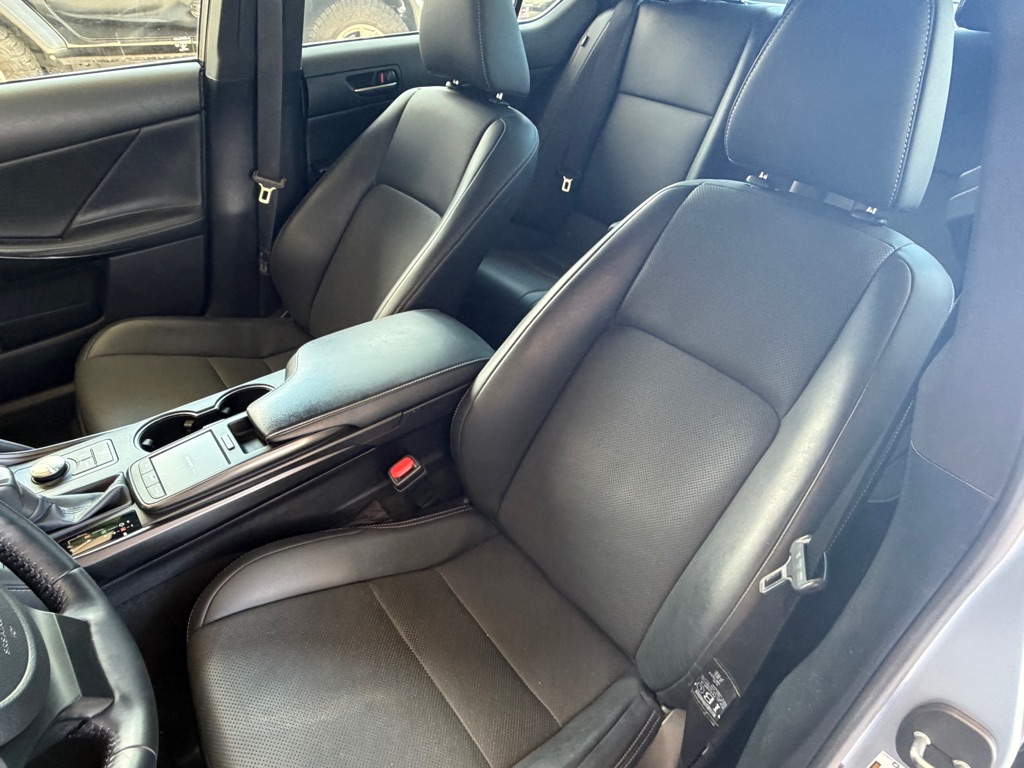 Photo 6 of this LEXUS IS