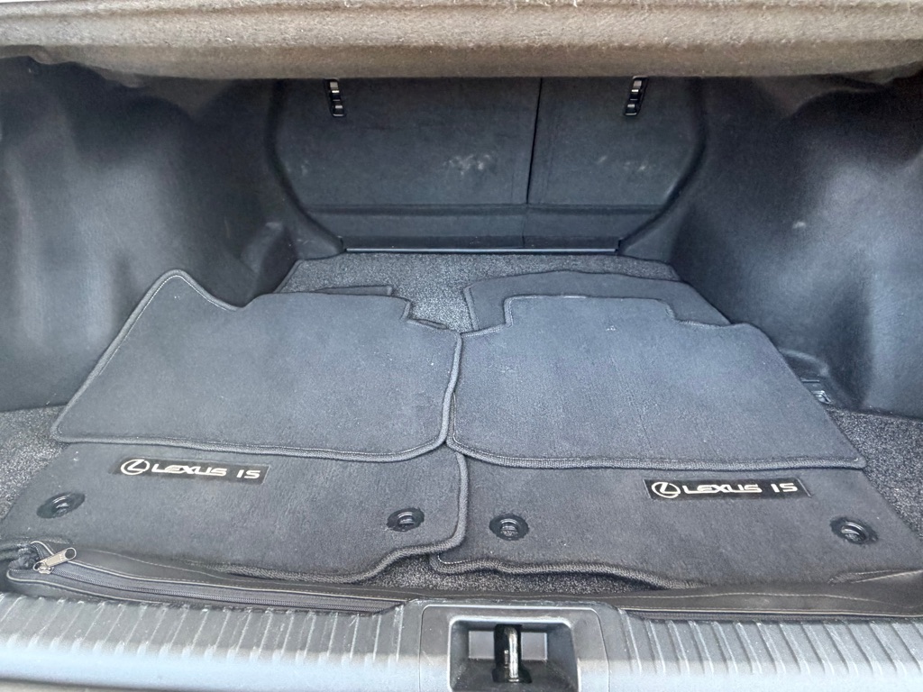 Photo 30 of this LEXUS IS