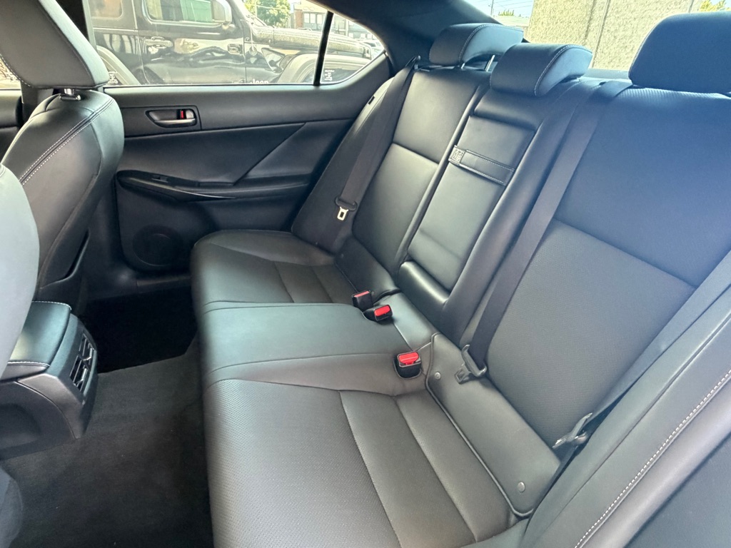 Photo 24 of this LEXUS IS