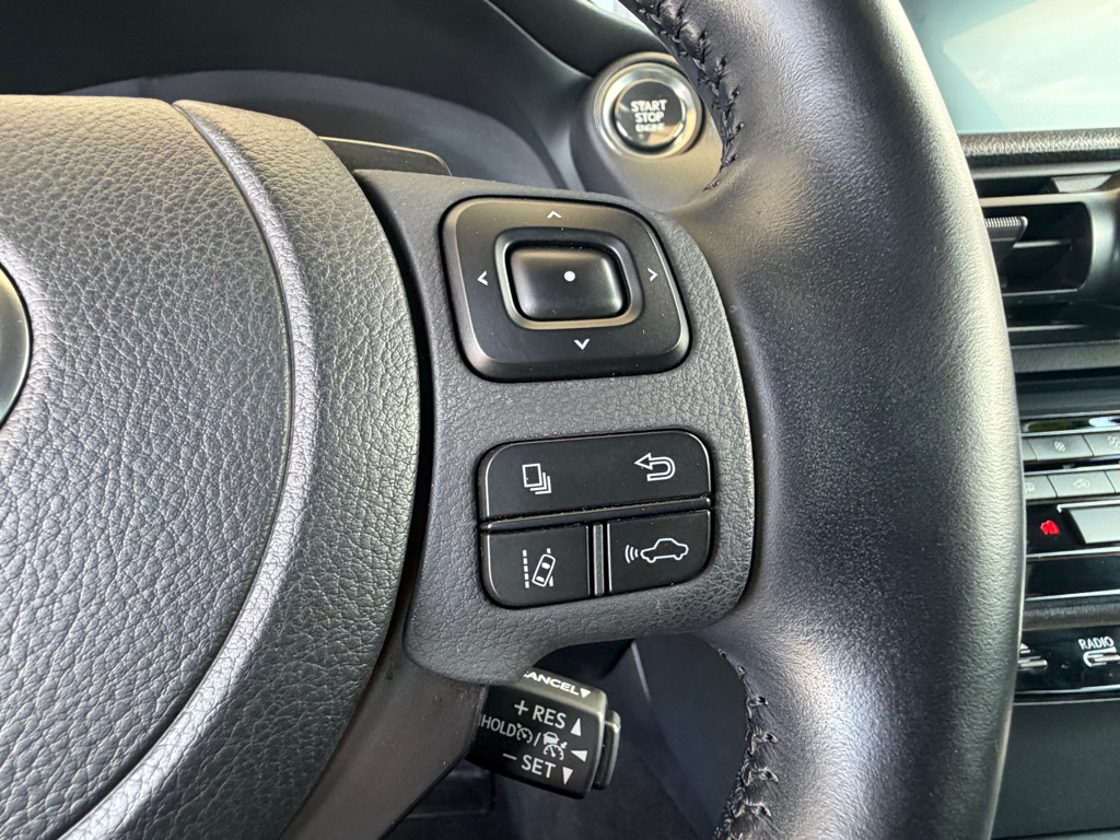 Photo 9 of this LEXUS IS