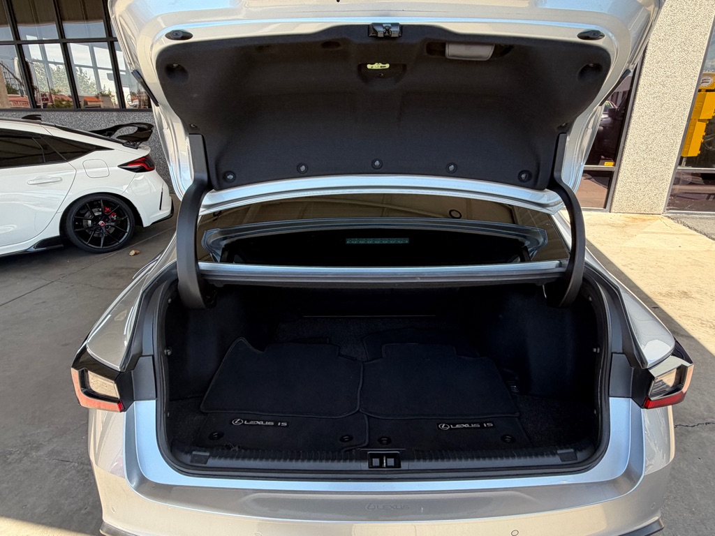 Photo 29 of this LEXUS IS