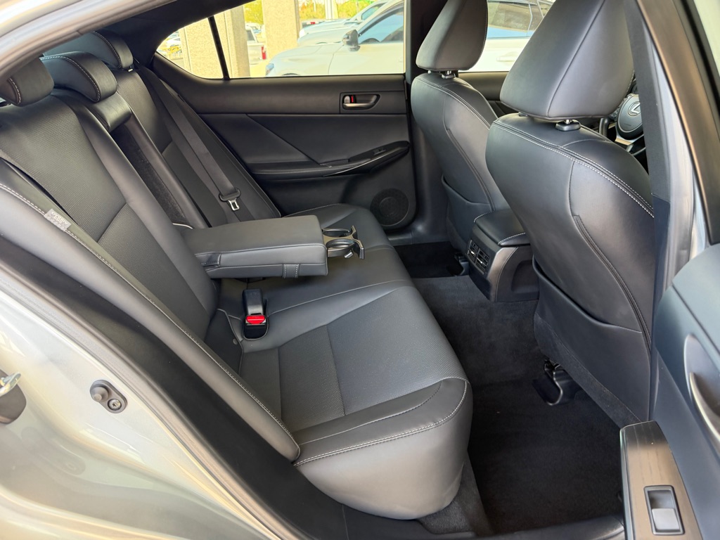 Photo 32 of this LEXUS IS