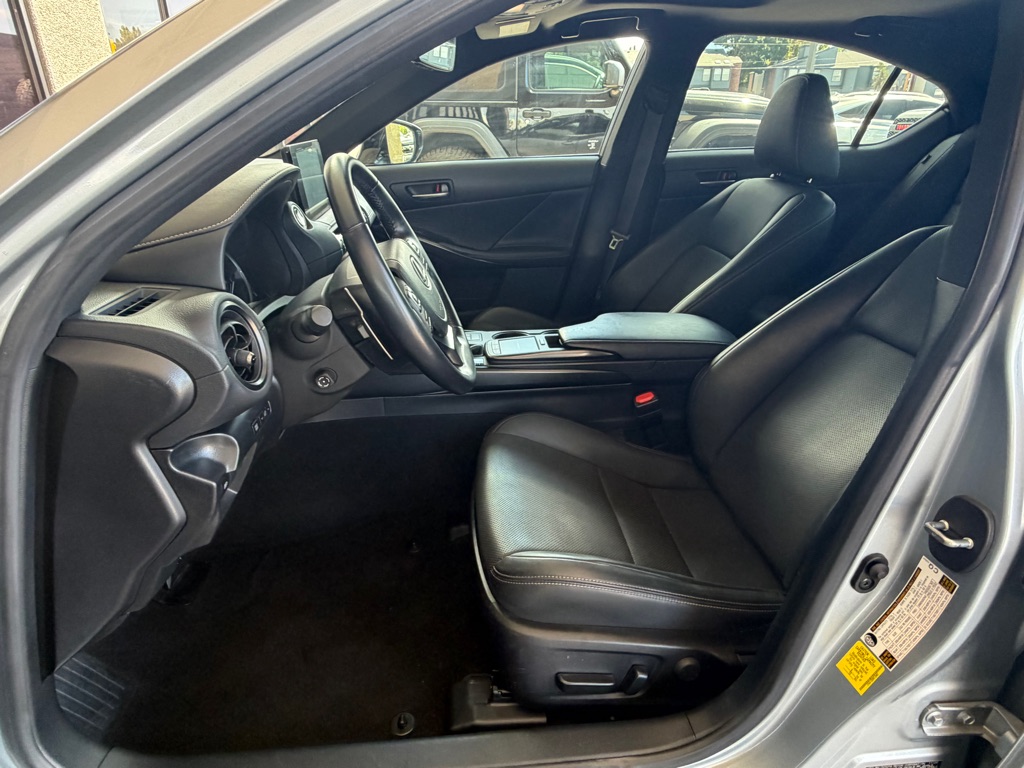 Photo 5 of this LEXUS IS