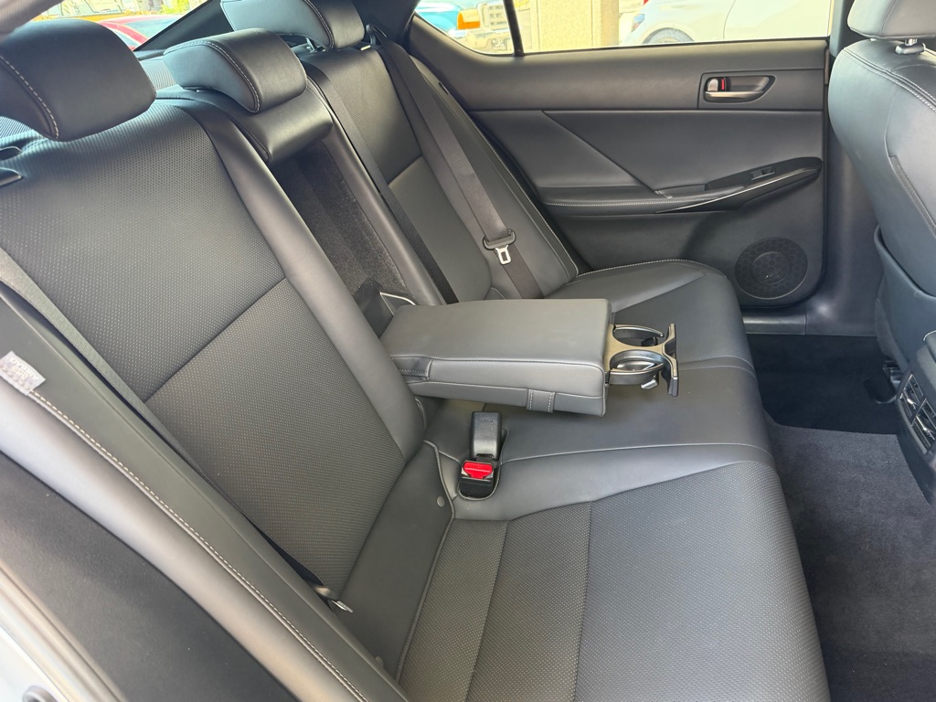 Photo 33 of this LEXUS IS
