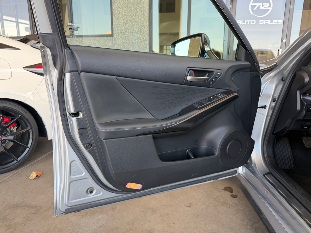 Photo 21 of this LEXUS IS