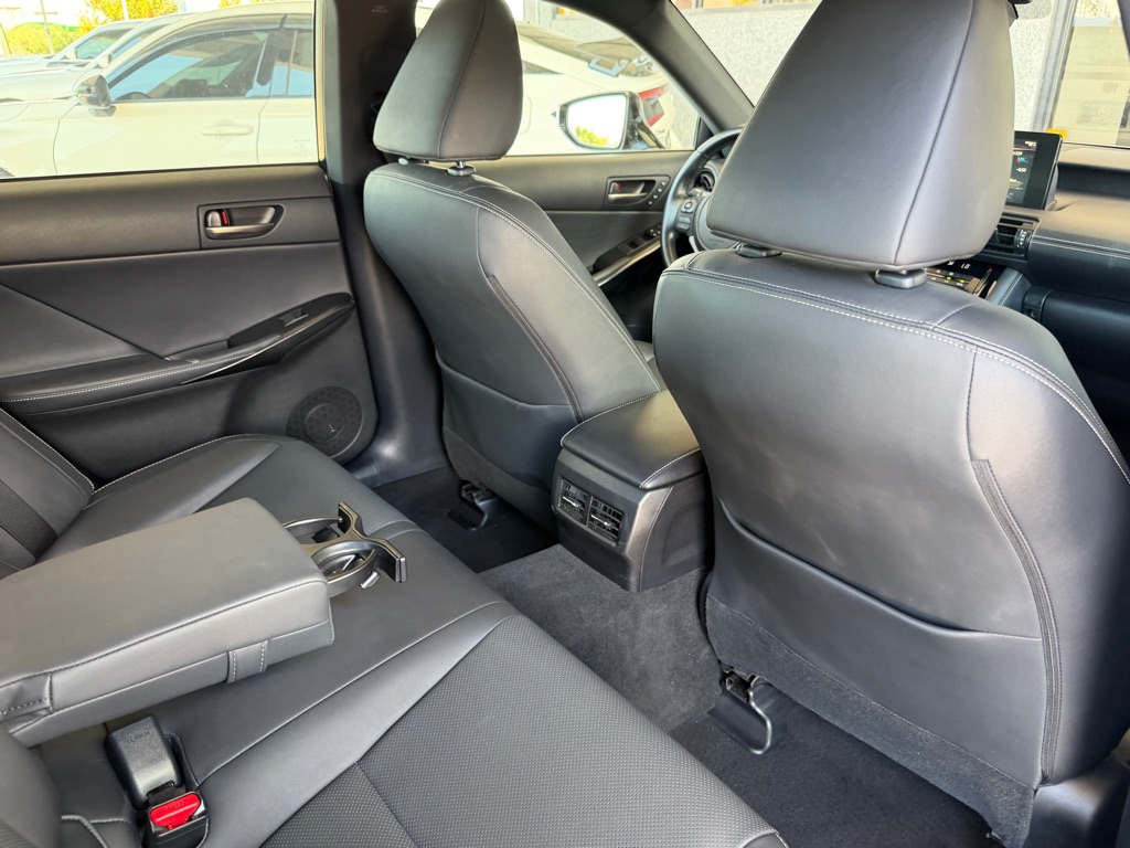 Photo 34 of this LEXUS IS