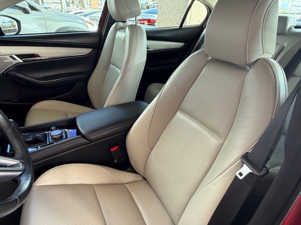 Photo 6 of this MAZDA 3