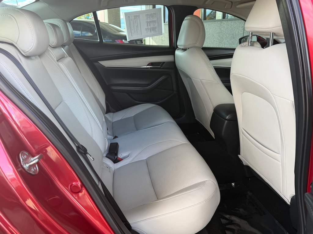 Photo 28 of this MAZDA 3