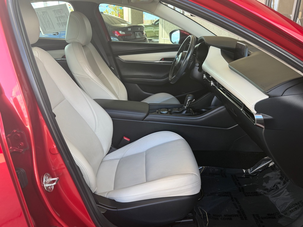 Photo 32 of this MAZDA 3