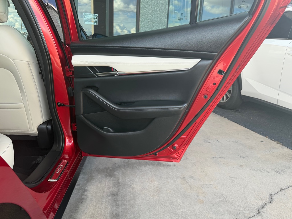 Photo 31 of this MAZDA 3