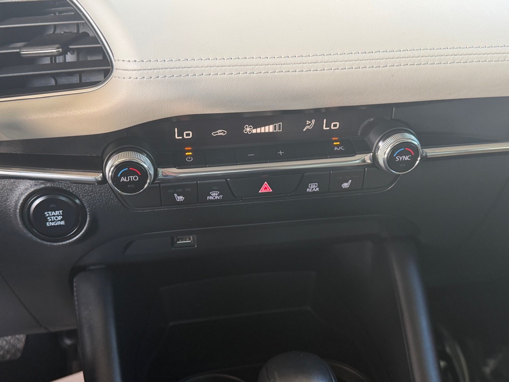 Photo 14 of this MAZDA 3