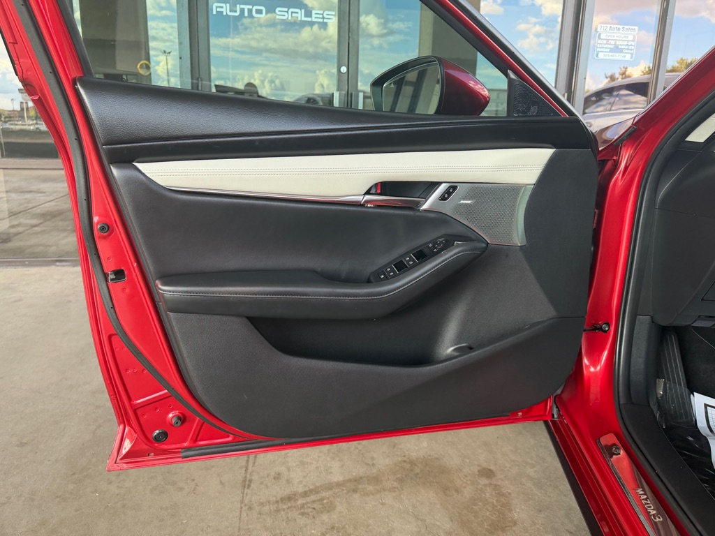 Photo 19 of this MAZDA 3