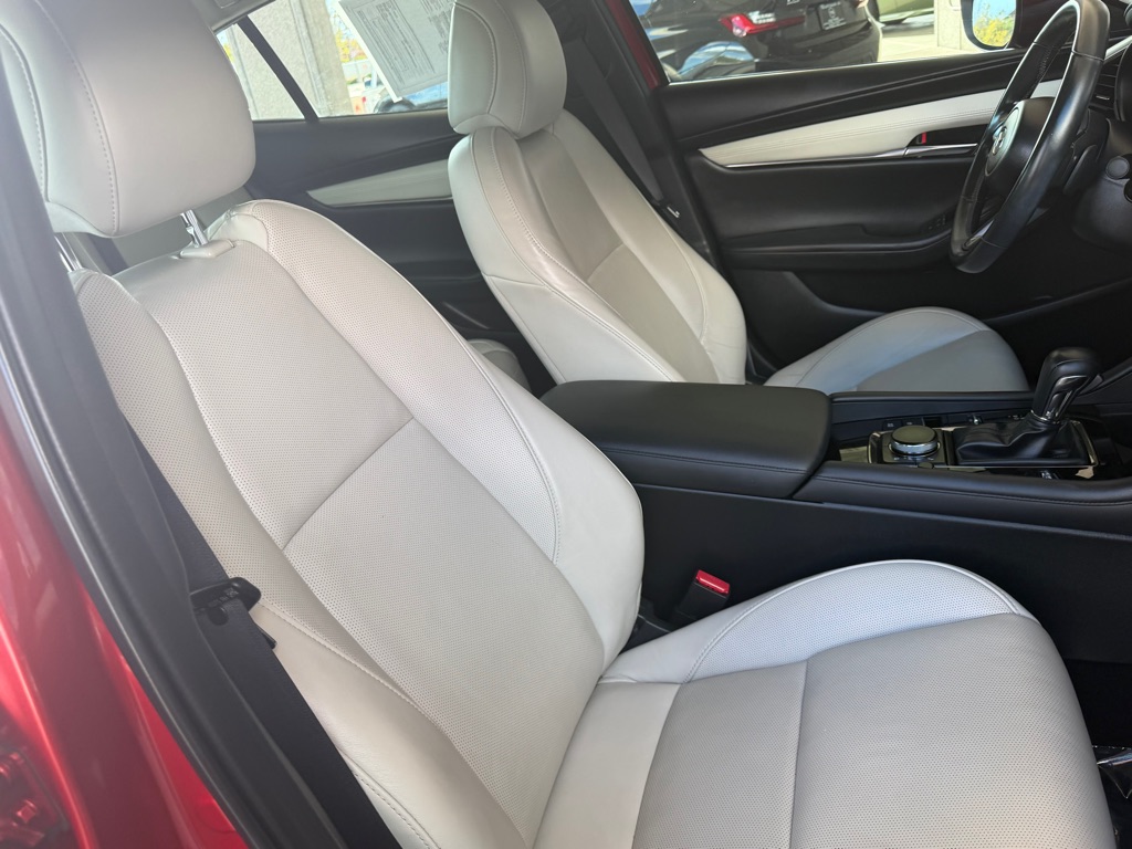 Photo 33 of this MAZDA 3