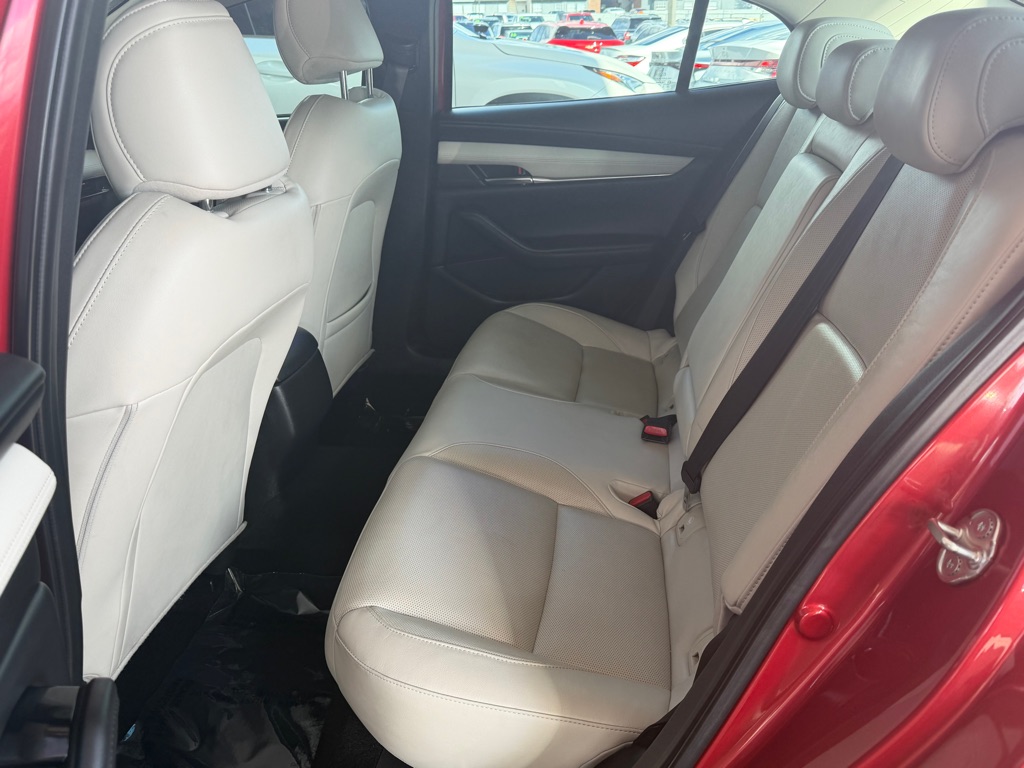 Photo 21 of this MAZDA 3