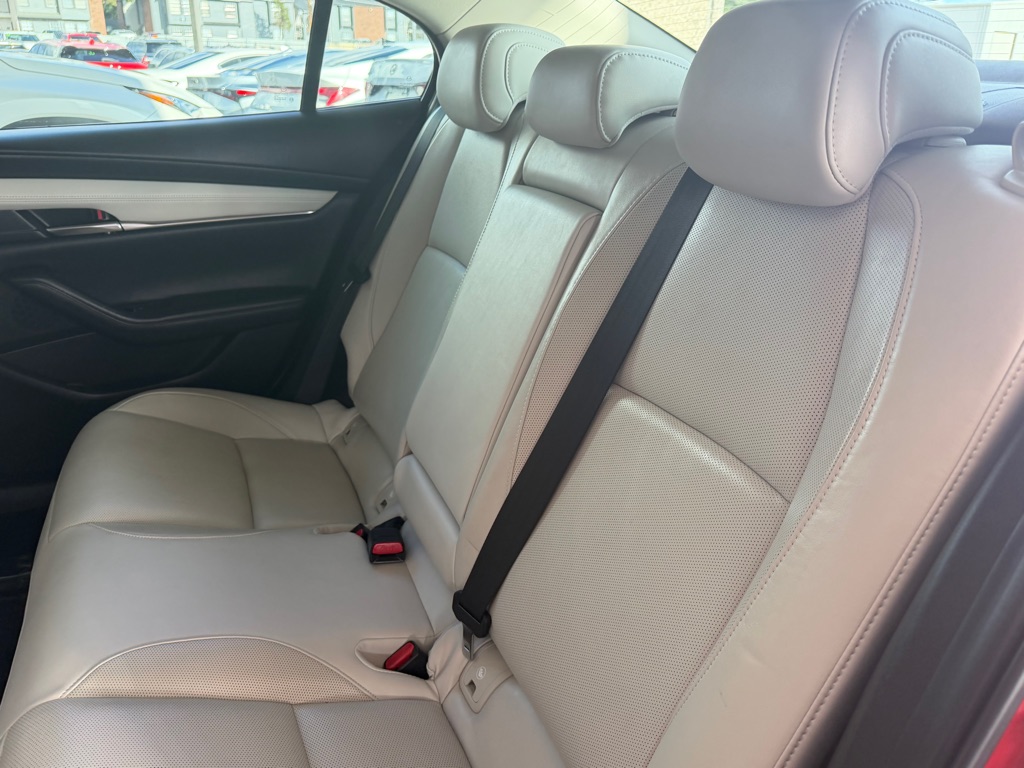 Photo 22 of this MAZDA 3