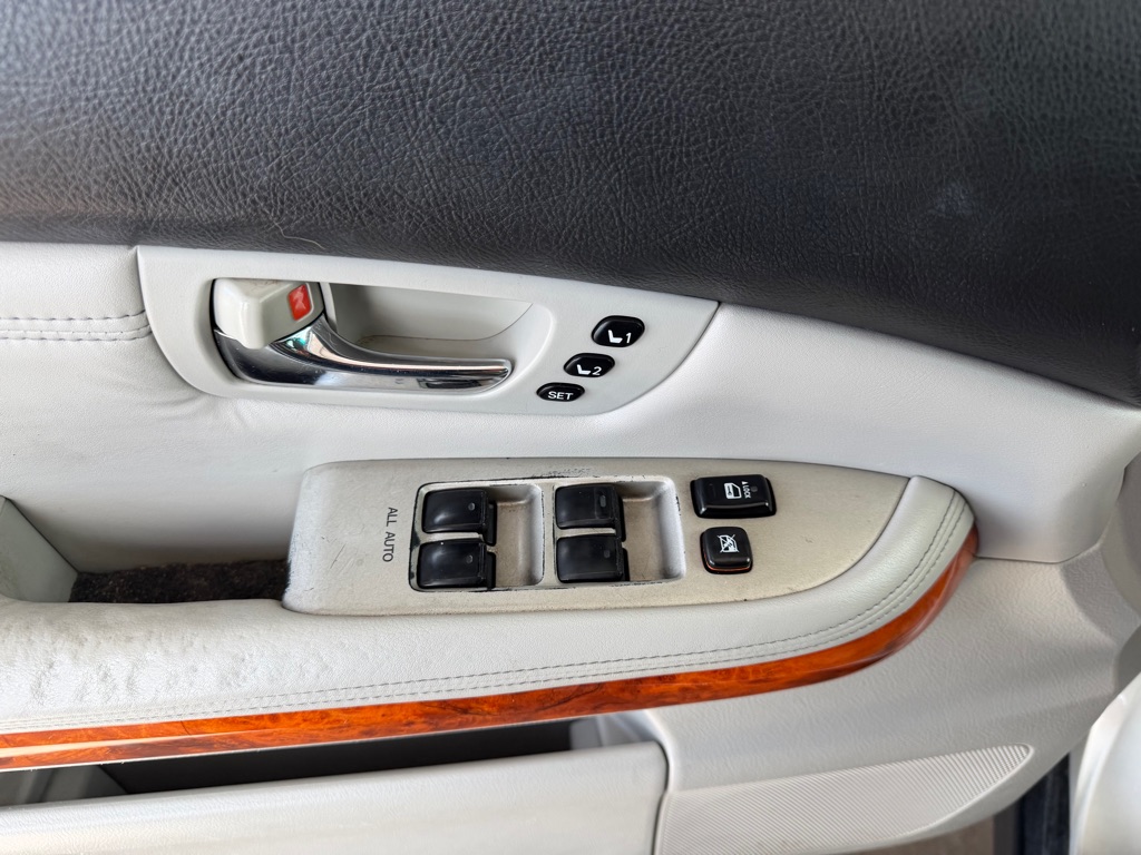 Photo 17 of this LEXUS RX