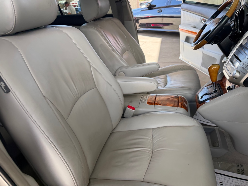 Photo 32 of this LEXUS RX