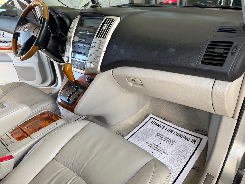 Photo 33 of this LEXUS RX