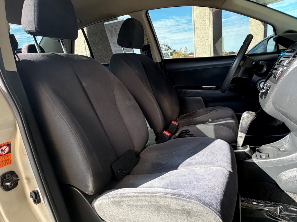 Photo 31 of this NISSAN VERSA