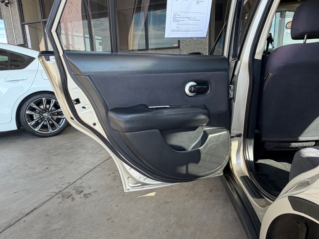 Photo 22 of this NISSAN VERSA