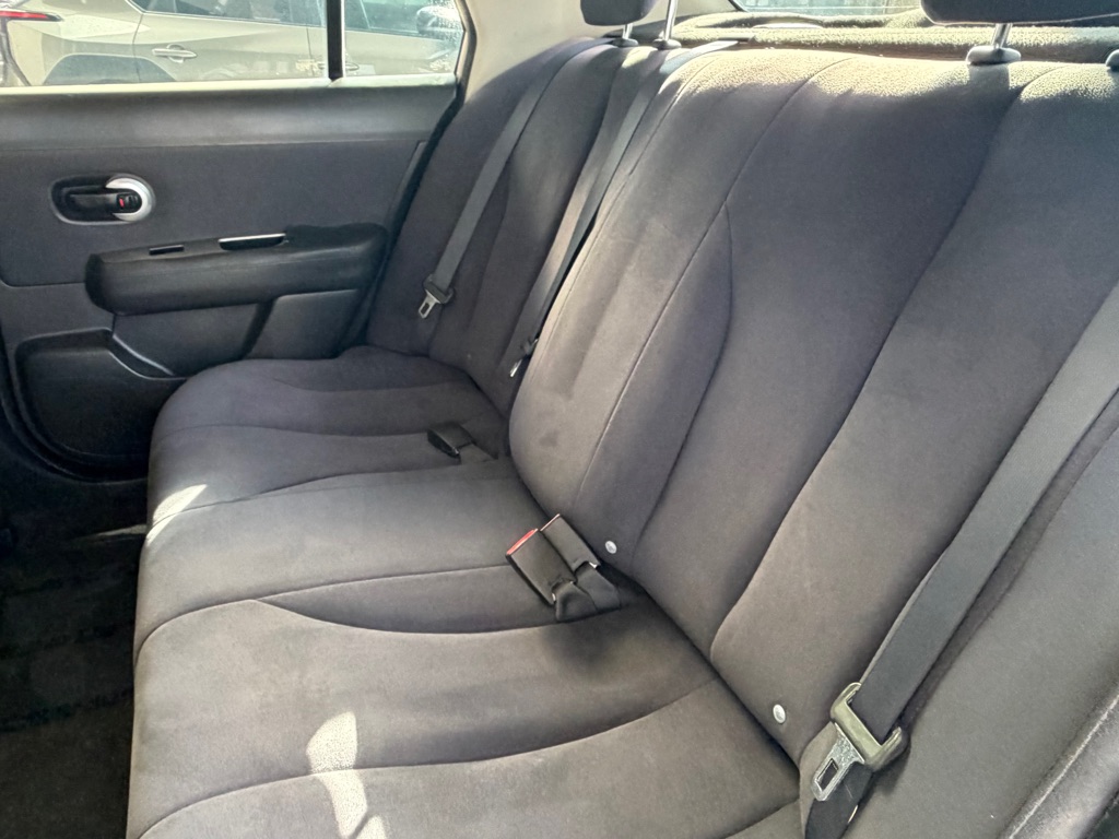 Photo 19 of this NISSAN VERSA