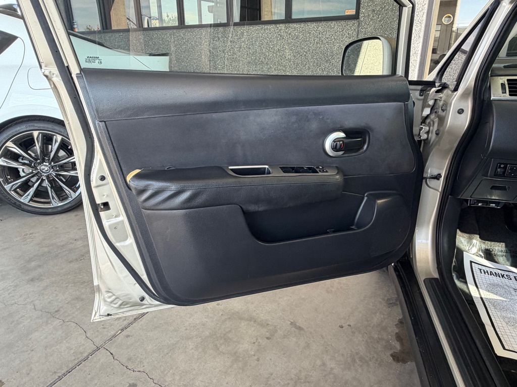 Photo 16 of this NISSAN VERSA