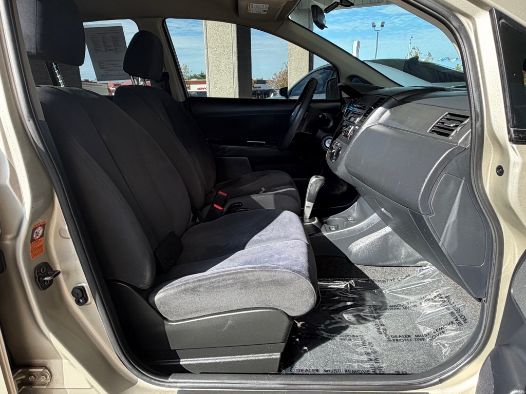 Photo 30 of this NISSAN VERSA