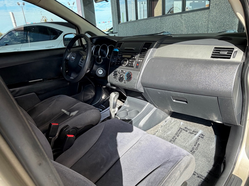 Photo 32 of this NISSAN VERSA