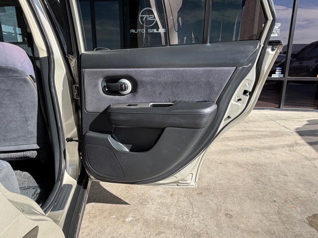 Photo 29 of this NISSAN VERSA
