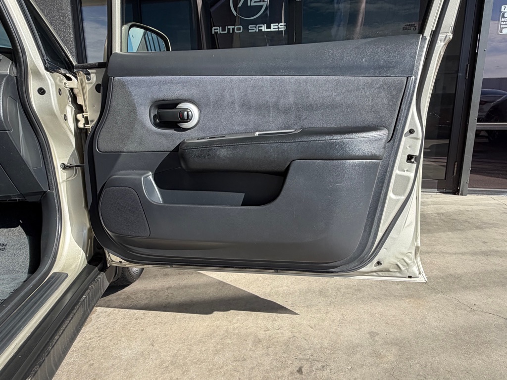 Photo 33 of this NISSAN VERSA