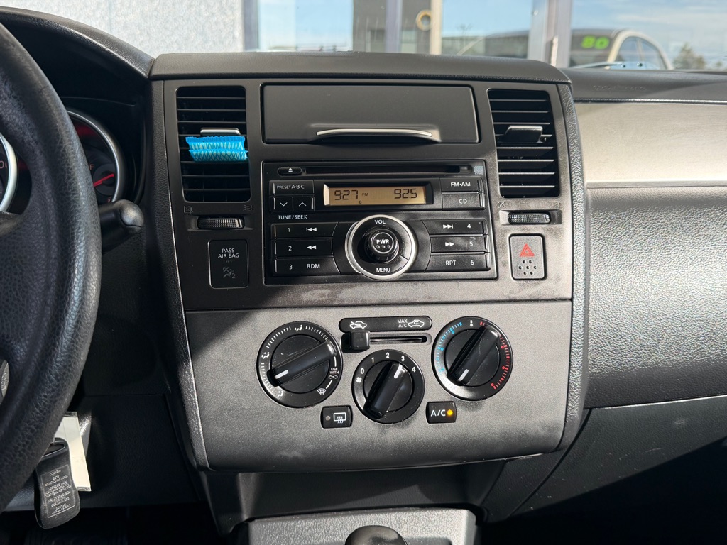 Photo 11 of this NISSAN VERSA