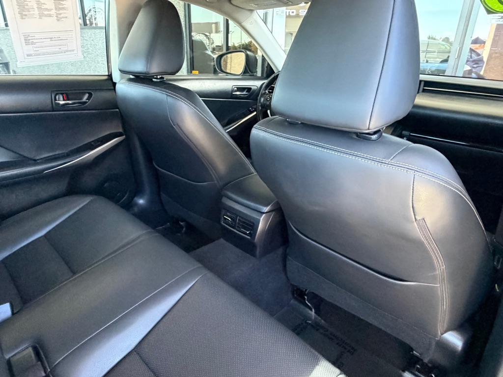 Photo 31 of this LEXUS IS