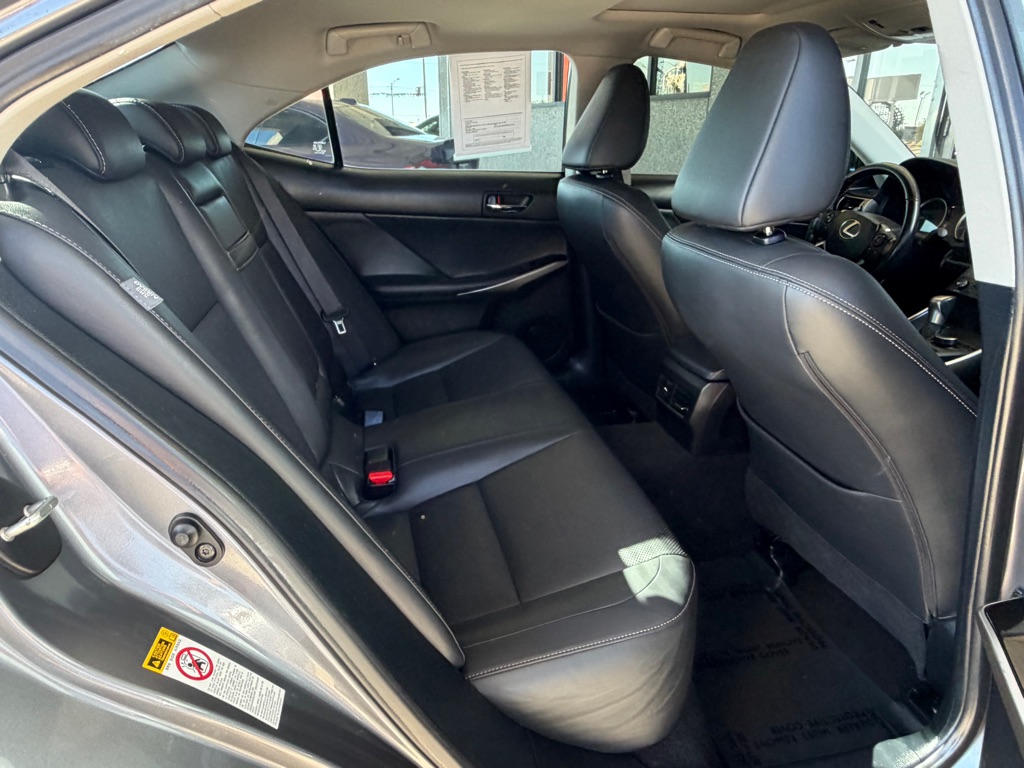 Photo 29 of this LEXUS IS