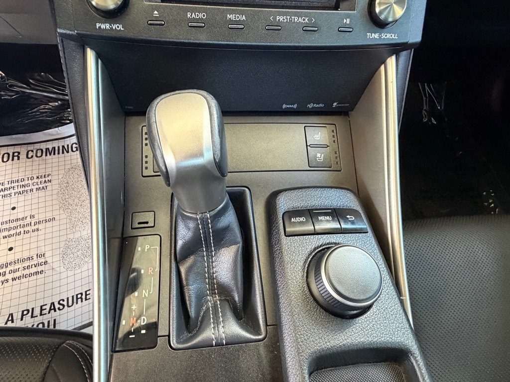Photo 16 of this LEXUS IS