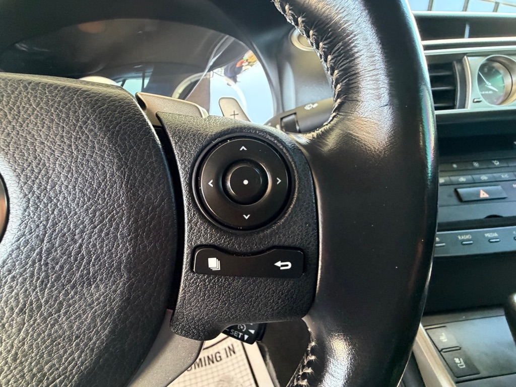 Photo 10 of this LEXUS IS