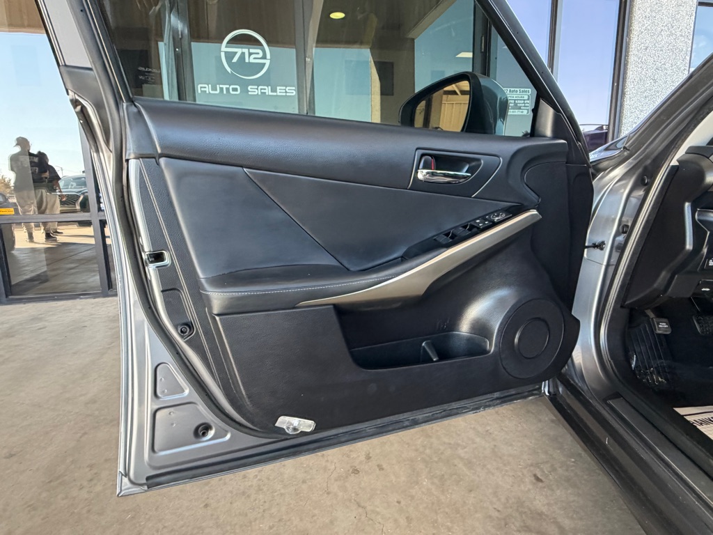 Photo 18 of this LEXUS IS