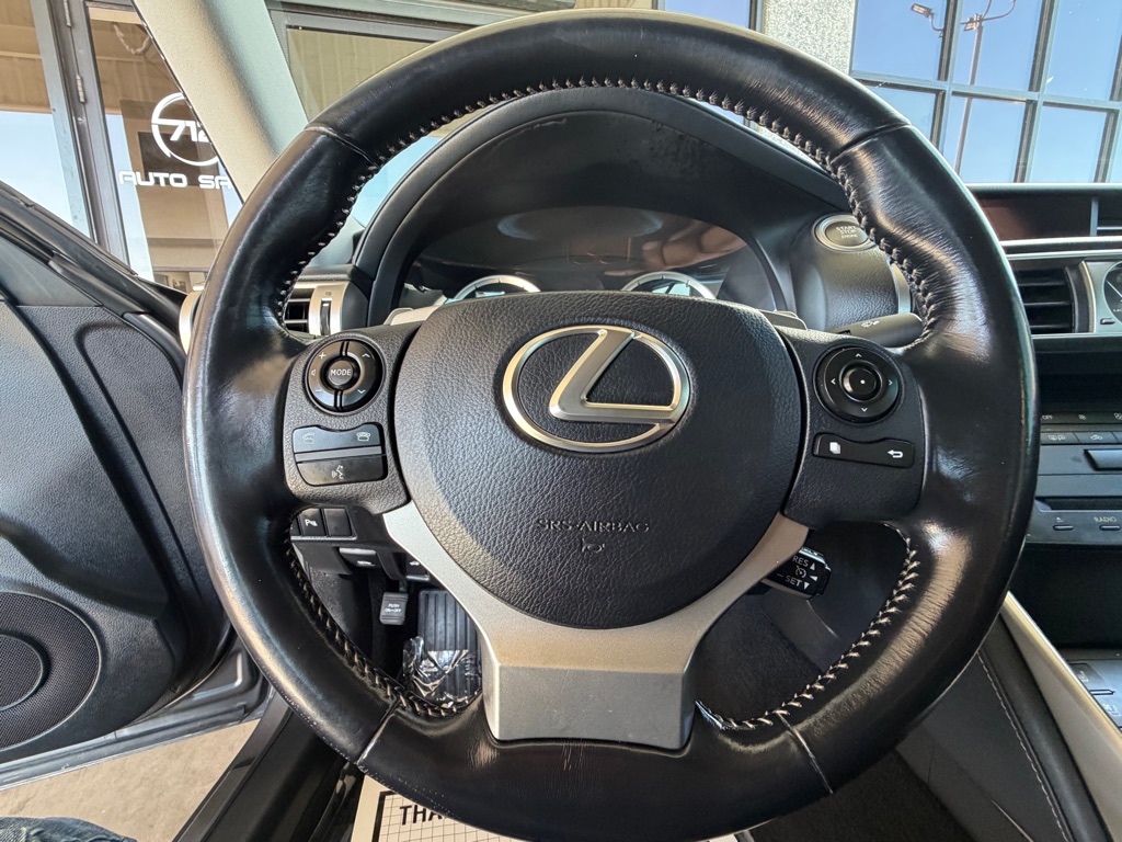 Photo 8 of this LEXUS IS