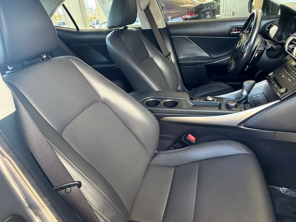 Photo 34 of this LEXUS IS