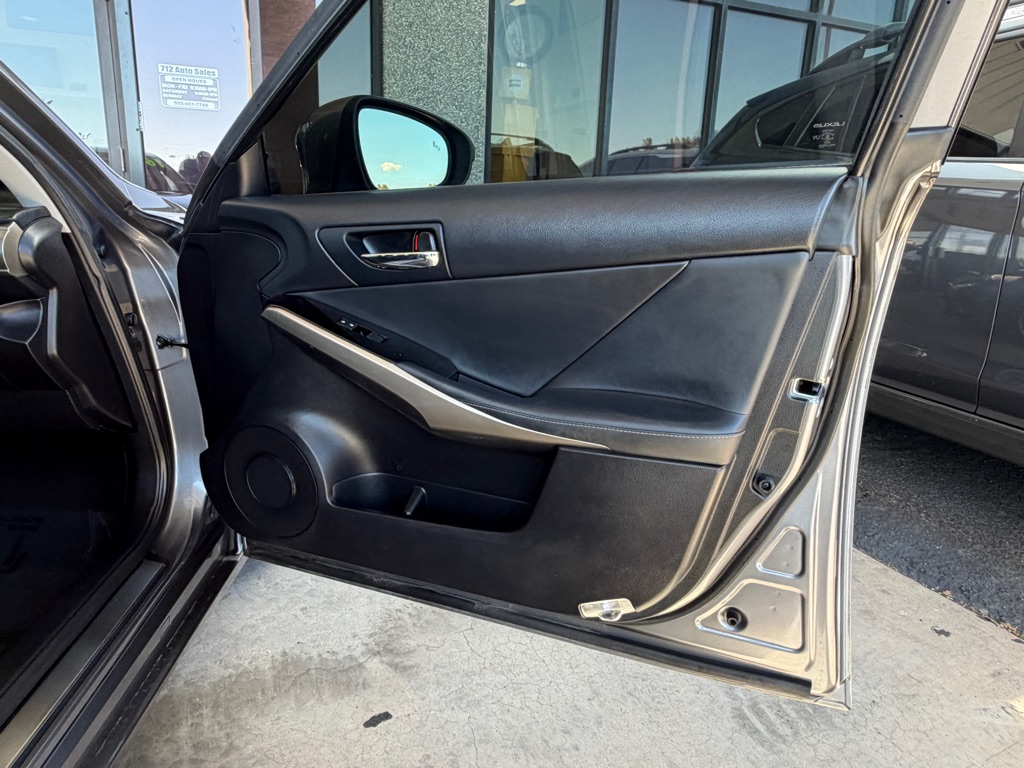 Photo 36 of this LEXUS IS