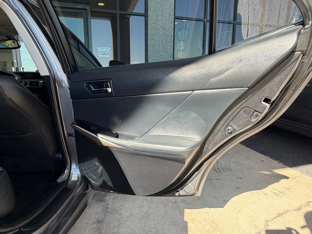 Photo 32 of this LEXUS IS