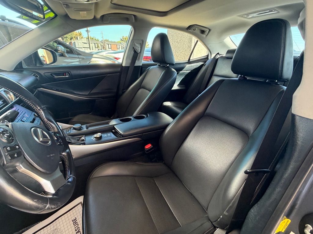 Photo 6 of this LEXUS IS