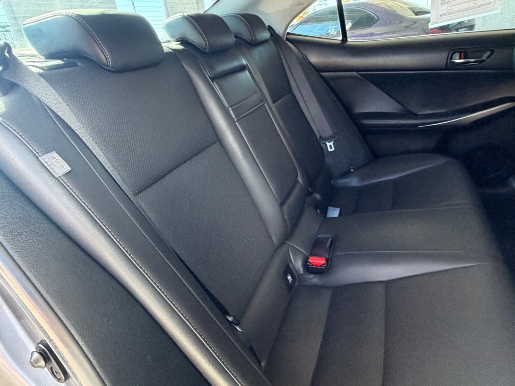 Photo 30 of this LEXUS IS