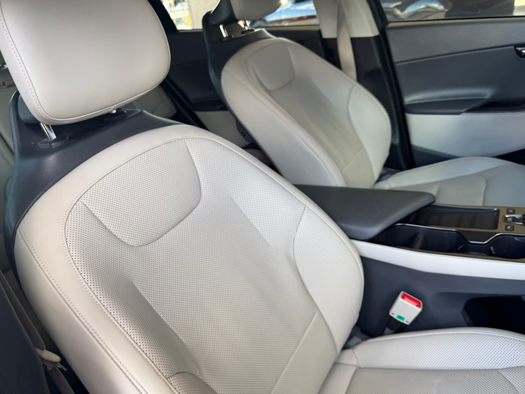 Photo 40 of this KIA EV6