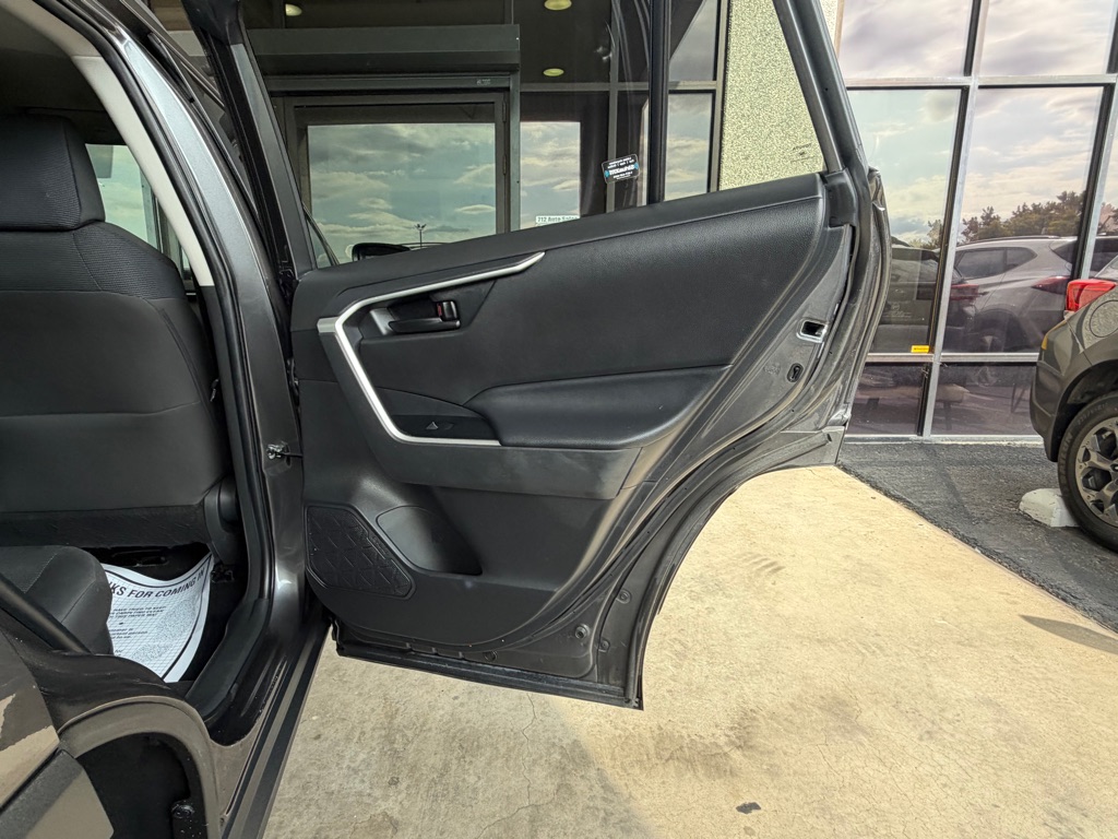 Photo 33 of this TOYOTA RAV4