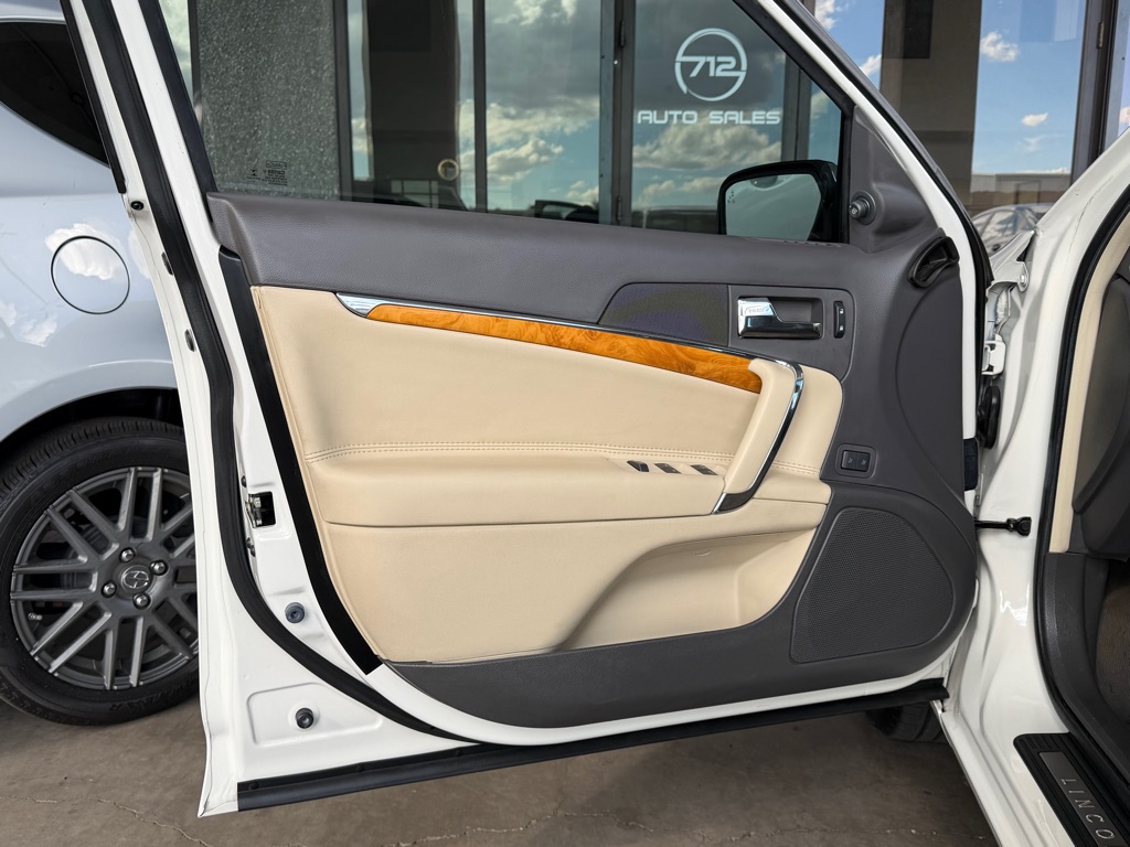 Photo 17 of this LINCOLN MKZ