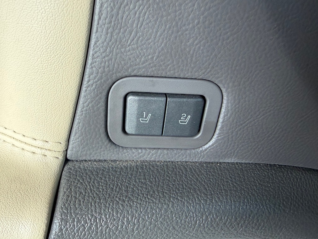Photo 18 of this LINCOLN MKZ