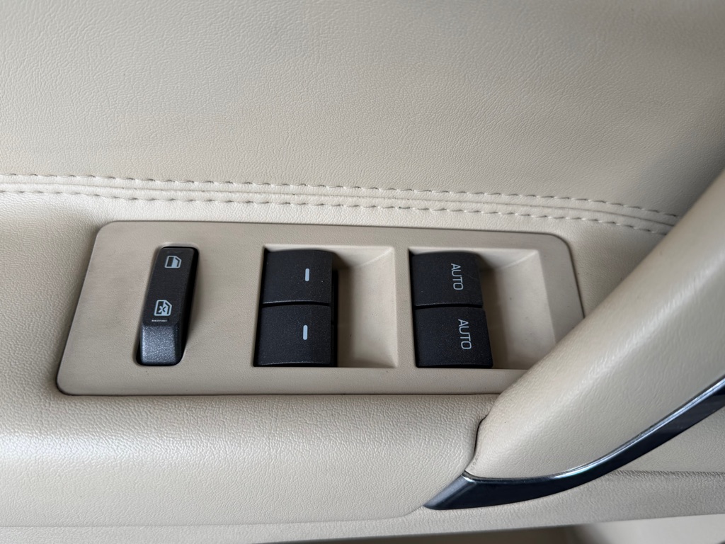 Photo 19 of this LINCOLN MKZ