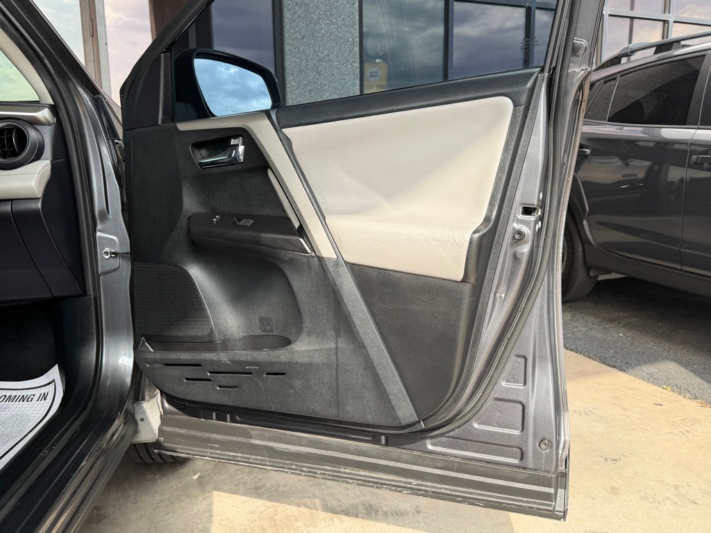Photo 37 of this TOYOTA RAV4