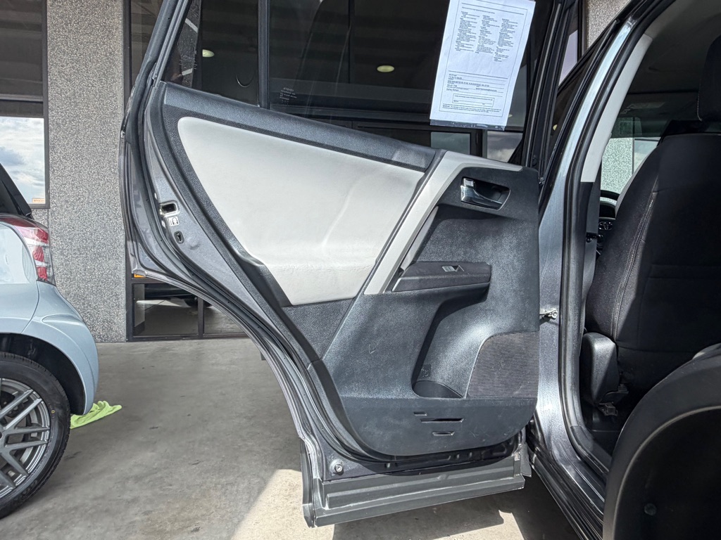 Photo 25 of this TOYOTA RAV4